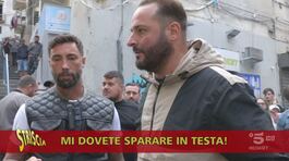 Insulti e minacce per Brumotti davanti allo striscione per il rapinatore "martire" thumbnail