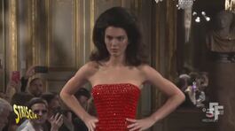 A "Moda Caustica" Kendall Jenner e l'abito fatto di unghie rosse thumbnail