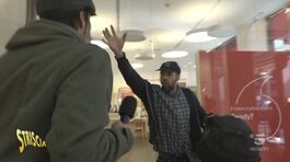 Chiede l'elemosina con la foto del figlio malato. Ma è tutto vero? thumbnail
