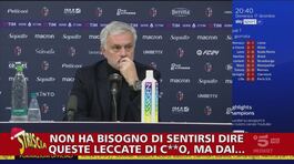 Leccate, scivoloni e lingue snodate a "Striscia lo striscione" thumbnail