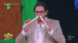 Amadeus in pigiama e il flauto suonato con il naso thumbnail