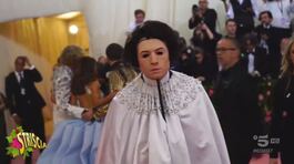 A "Moda caustica" Ezra Miller si presenta... in maschera thumbnail