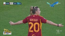 Altro che polemiche, c'è chi il Var lo prende a pallonate thumbnail