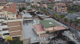 Roma, l'incendio della discarica abusiva vicina alle case thumbnail
