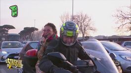 E la brunetta dei Ricchi e Poveri fugge in moto senza casco thumbnail