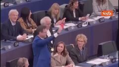 Europarlamento, fischietto e cartellino rosso di protesta