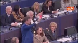 Europarlamento, fischietto e cartellino rosso di protesta thumbnail