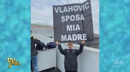 Lo striscione della Festa del Papà: "Vlahovic, sposa mia madre" thumbnail