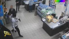 Esclusivo: la rapina a mano armata in un supermercato di Roma