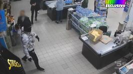 Esclusivo: la rapina a mano armata in un supermercato di Roma thumbnail