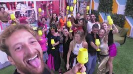 Un brindisi a una serata di gioia e divertimento thumbnail