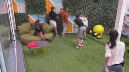 I concorrenti giocano a "uno, due, tre stai là" thumbnail