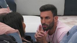 I commenti di Claudio Roma sulle ragazze della Casa thumbnail