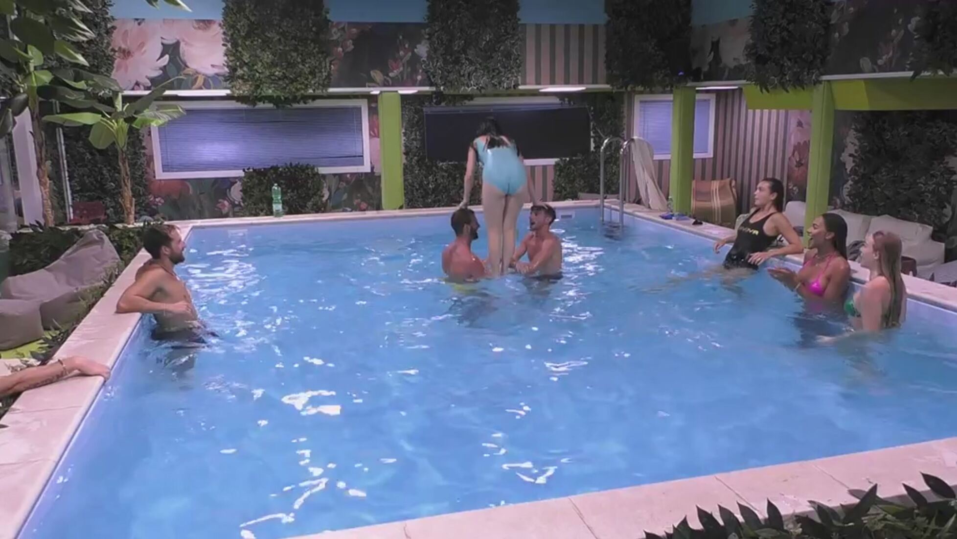 Grande Fratello Tutti in piscina Video Mediaset Infinity