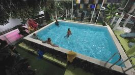 La Casa si scatena con balli a bordo piscina thumbnail