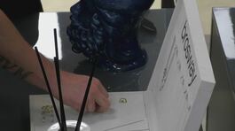 Gli inquilini scelgono i gioielli da indossare thumbnail