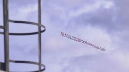 "Bea solo con te, #ExBeabaldi" l'aereo per Beatrice Luzzi thumbnail