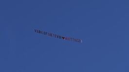 "V&B il GF siete voi #Vittuzzi": un aereo per Vittorio Menozzi e Beatrice Luzzi thumbnail