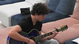 Vittorio Menozzi alle prese con la chitarra thumbnail