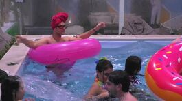 Continua la festa in piscina thumbnail