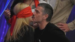 Il Mikado Kiss tra Massimiliano Varrese e Grecia Colmenares thumbnail