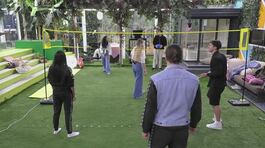 Una partita a pallavolo in giardino thumbnail