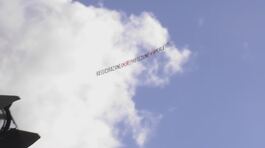 I #Perletti si fanno sentire con un aereo thumbnail