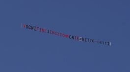 Un messaggio dai fan vola sopra il cielo della Casa thumbnail