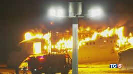 Tokyo, aereo in fiamme 379 salvi per miracolo thumbnail