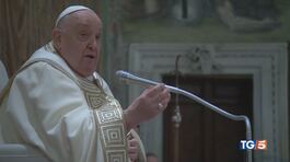 Papa battezza 16 bimbi nella Cappella Sistina thumbnail