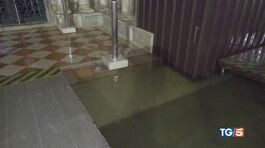 Acqua alta in S.Marco Polemica sulle barriere thumbnail
