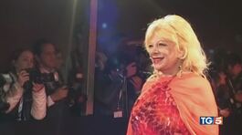 L'abbraccio di Roma alla musa di Fellini thumbnail