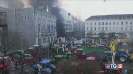Bruxelles assediata protesta dei trattori thumbnail