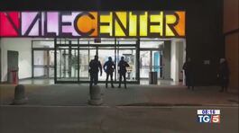 Rapina col mitra al centro commerciale thumbnail