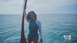 Surfista italiana muore trafitta da un pesce thumbnail