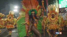 Samba, piume e strass Esplode la notte di Rio thumbnail