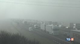 Incidenti nella nebbia allarme smog a Milano thumbnail