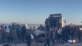 Gaza, strage nella calca per gli aiuti thumbnail