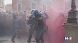 Scontri Bologna, tre agenti feriti thumbnail