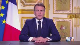 Macron ai francesi : "Non mi dimetto" thumbnail