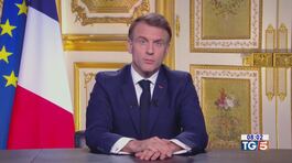 Cerimonia a Notredame Romania nel caos thumbnail