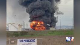 Inferno in raffineria Gli allarmi inascoltati thumbnail
