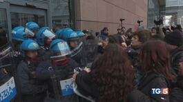Corteo ProPal Torino scontri e agenti feriti thumbnail