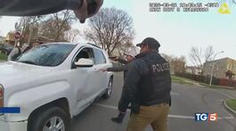 Afroamericano ucciso, agenti sparano 96 colpi thumbnail