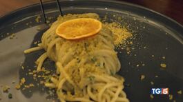 Spaghettoni con polvere di clementine, alici del Mediterraneo e mollica di pane croccante thumbnail