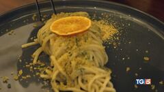 Spaghettoni con polvere di clementine, alici del Mediterraneo e mollica di pane croccante