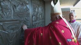 Papa apre Porta Santa nel carcere di Rebibbia thumbnail