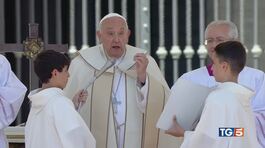 Papa: bambini pregate soprattutto per la pace thumbnail