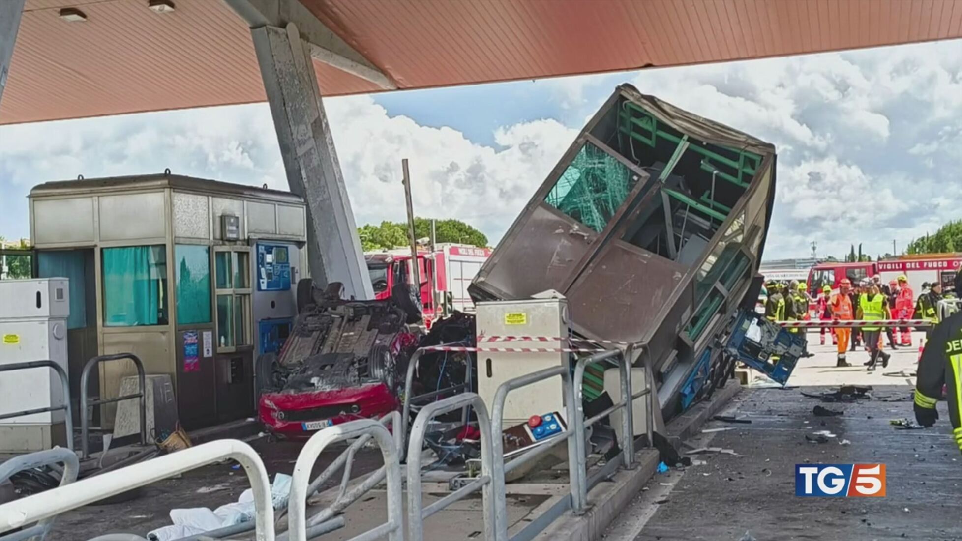 TG5: Schianto al casello colpa di un malore? Video | Mediaset Infinity