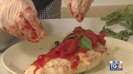 Calzone con pomodoro all'uscita thumbnail